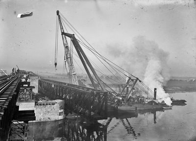 152680 Gezicht op de spoorbrug over de Maas te Gennep, tijdens herstel van oorlogsschade.